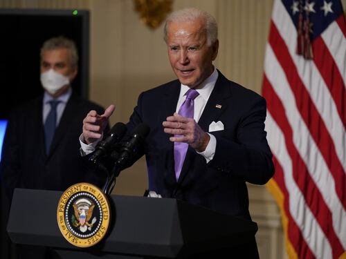 Biden rafforza l'Obamacare e difende l'aborto "Basta tentativi di togliere la sanità ai cittadini"