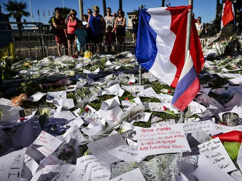La Francia rinnegata e impotente ferita nel giorno della sua identità