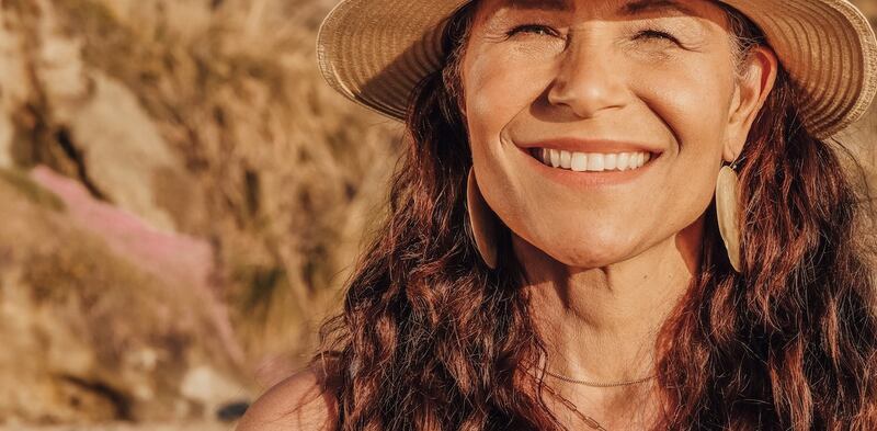 Donna sorridente con capelli ricci