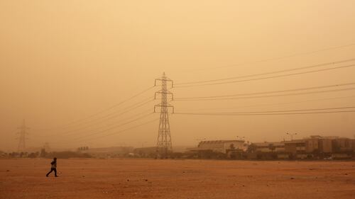 Una tempesta di sabbia oscura il cielo del Cairo 6