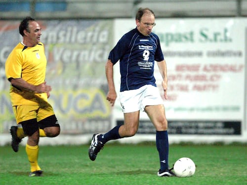 Pressing e spogliatoio: se la politica gioca la sua partita a calcio