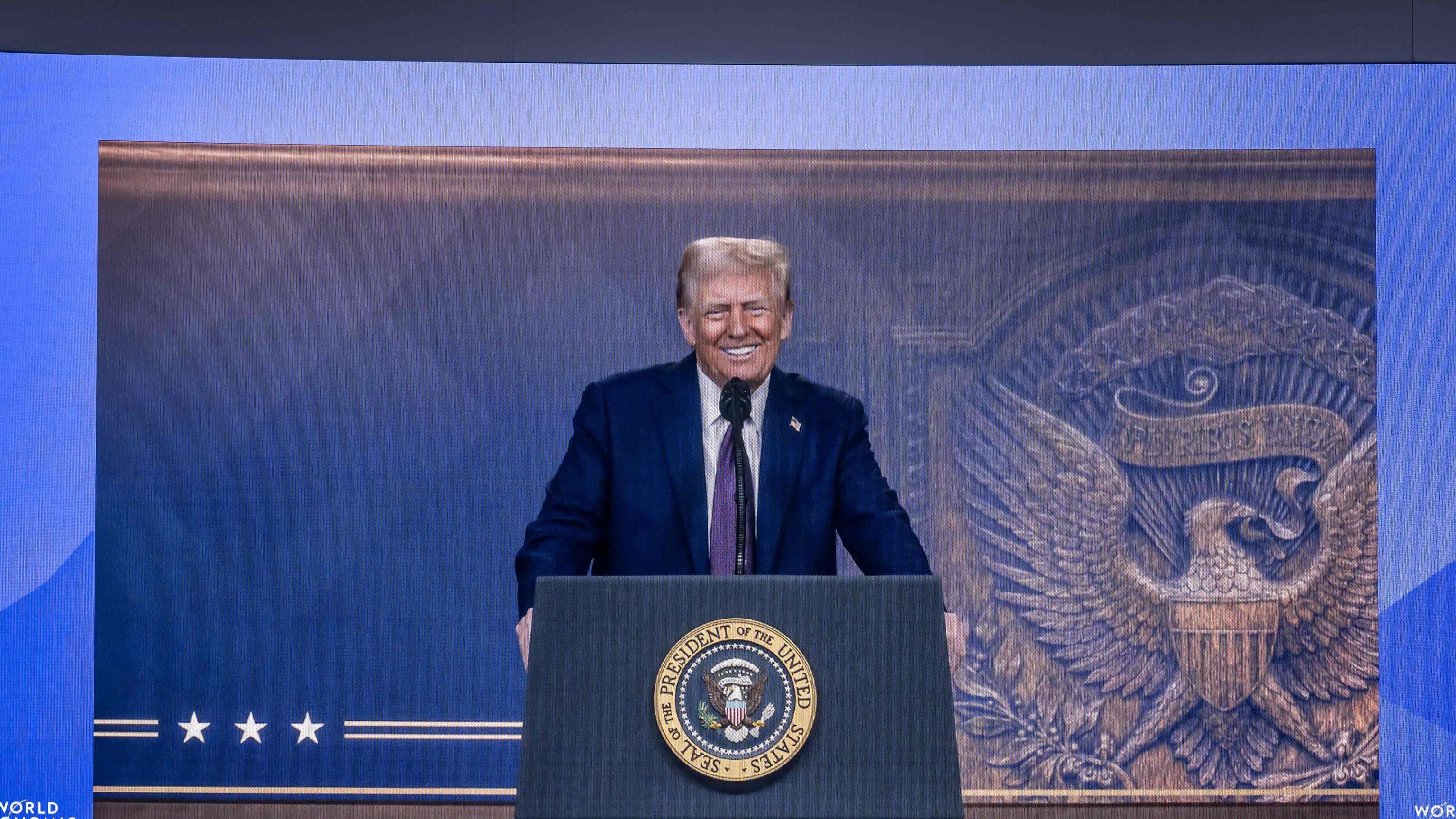 Uragano Trump sull'Europa. "Il green deal un imbroglio. Troppe tasse, l'Ue è ingiusta. Voglio incontrare Putin. Kiev è pronta a un accordo"