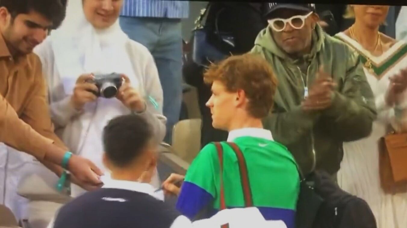 Chi è il regista con gli occhiali che Sinner ha snobbato al Roland Garros
