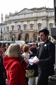 Milano: coda alla Galleria d'Arte in piazza della Scala  3