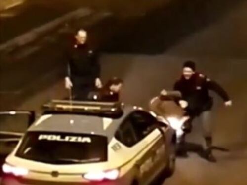 "Ora vi spacco la faccia" Romeno attacca agenti: poliziotto gli dà un calcio