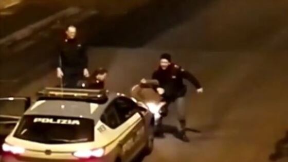 "Ora vi spacco la faccia" Romeno attacca agenti: poliziotto gli dà un calcio