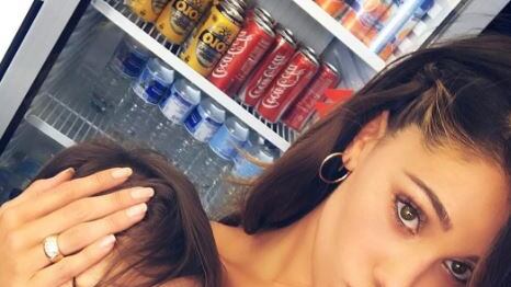 Belen risponde alle critiche: "Sono una brava madre, non metterei mai Santiago in pericolo"