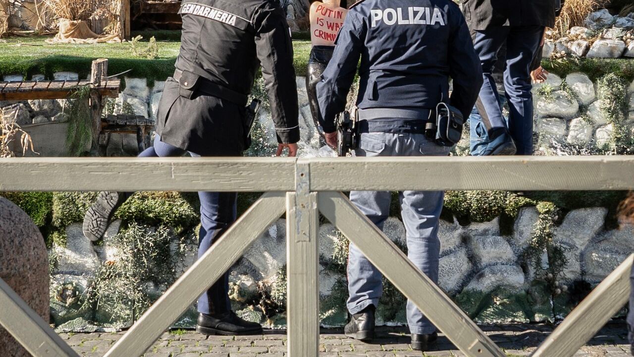 San Pietro, arrestata attivista Femen che tenta di rubare il Bambinello