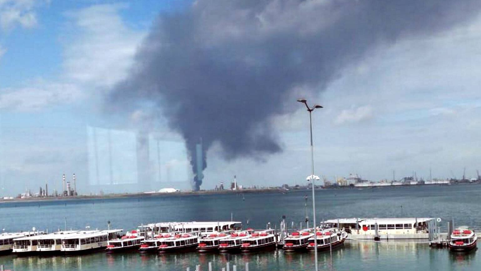 Marghera, incendio in stabilimento chimico. Due feriti, tanta paura e Venezia nel fumo