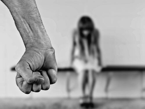 Divorzio, il marito accetta e poi le taglia la lingua con le forbici