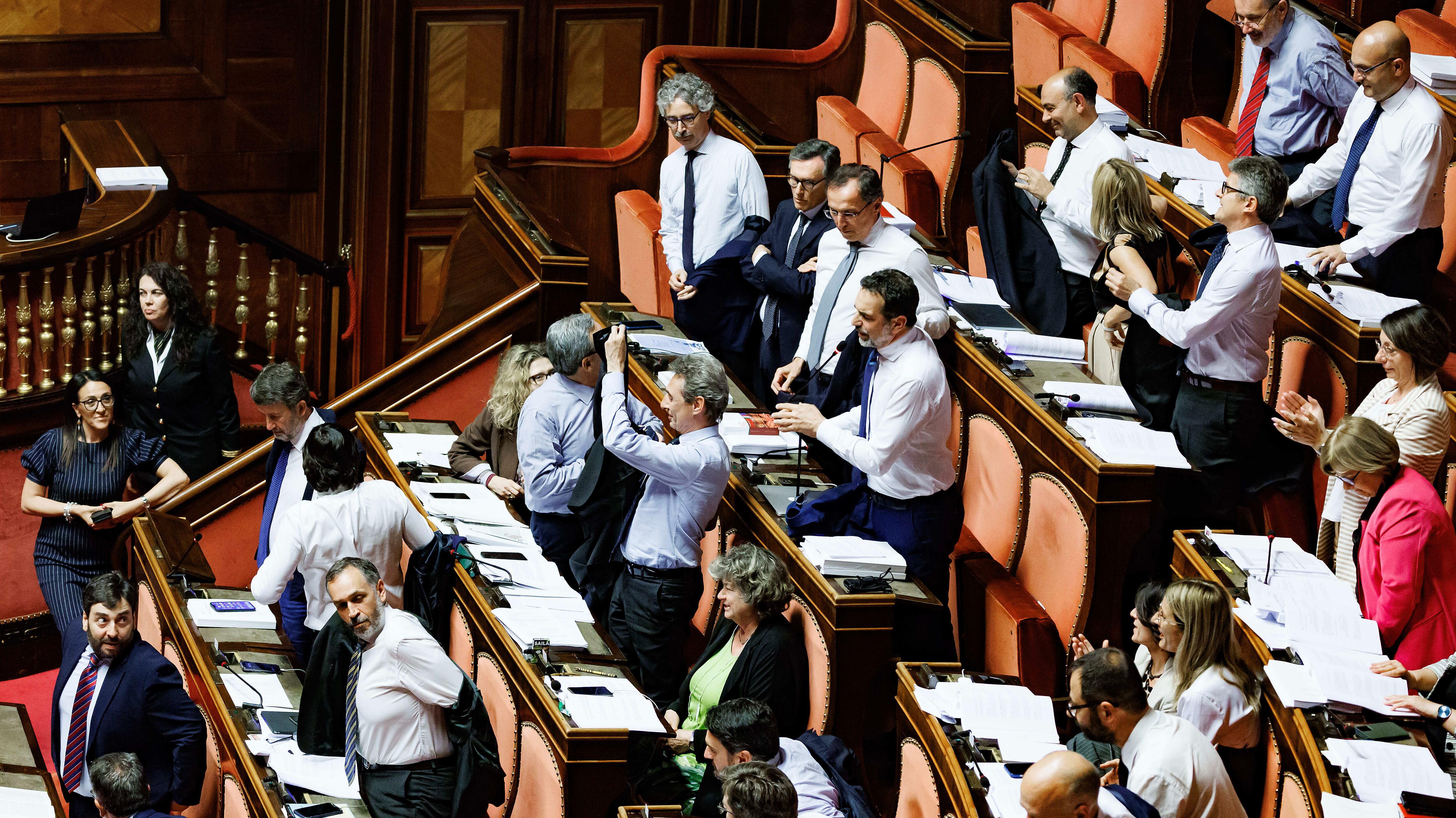 Rissa sfiorata, protesta delle giacche e seduta sospesa: è bagarre sul premierato al Senato