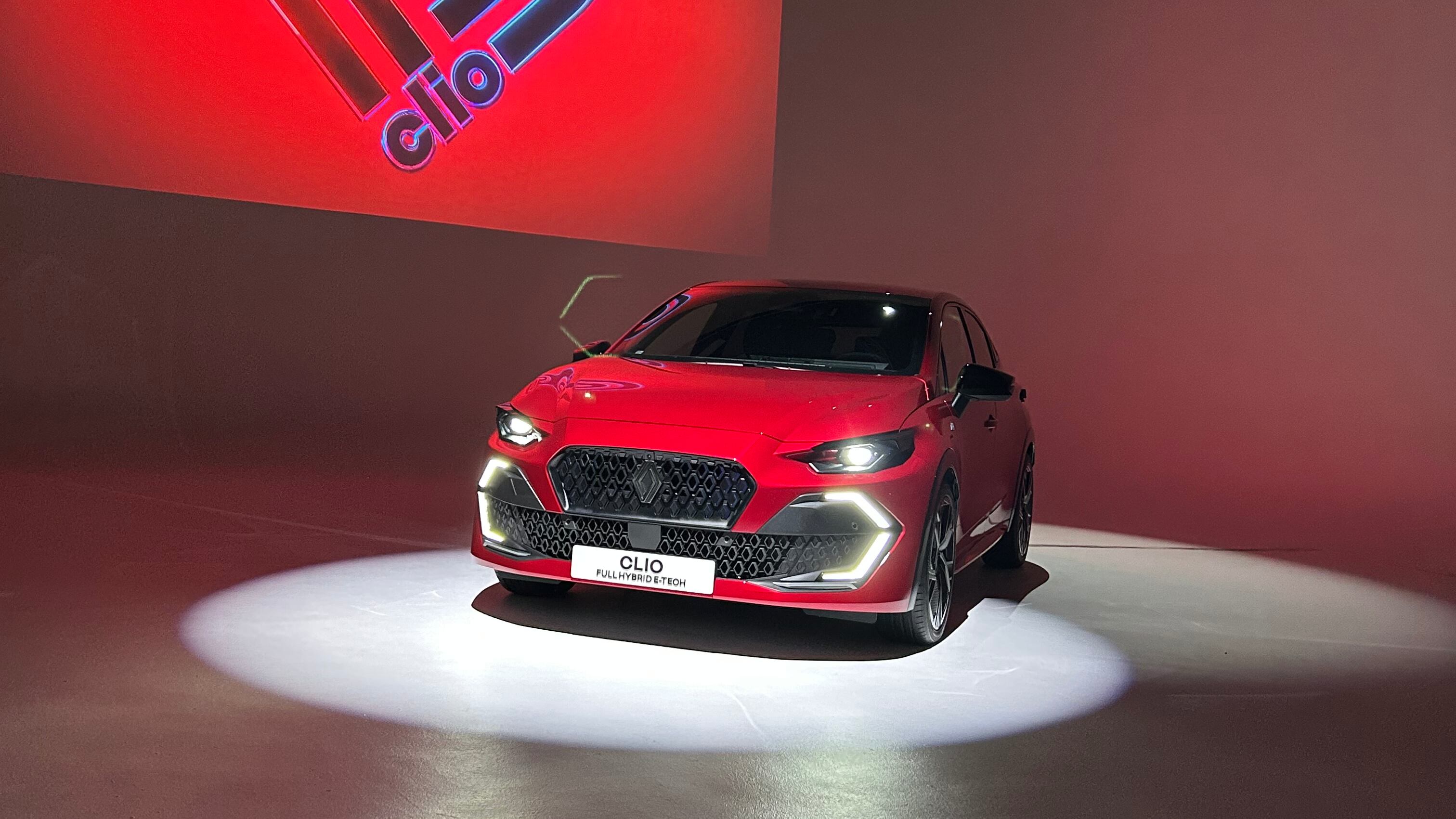 Nuova Renault Clio, rivoluzione totale: design riscritto ed evidente salto di qualità