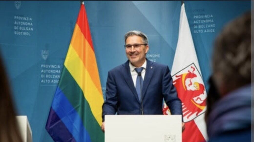 Pride Month, alla Provincia di Bolzano la bandiera rainbow e non il Tricolore, il vicepresidente: “Io non entro”