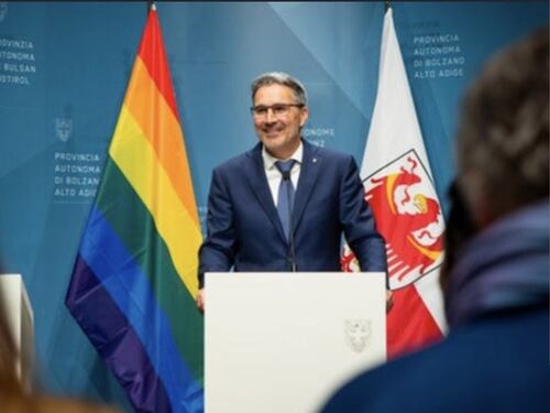 Pride Month, alla Provincia di Bolzano la bandiera rainbow e non il Tricolore, il vicepresidente: “Io non entro”