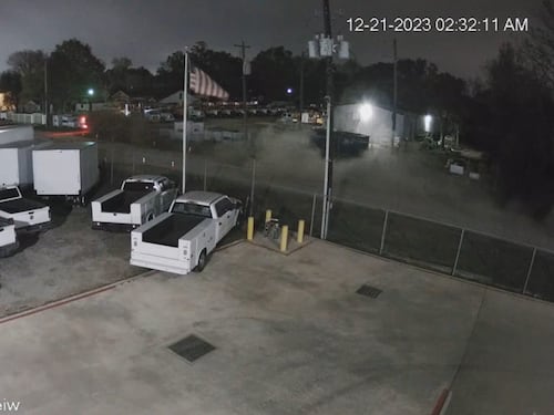 Piomba su una casa e entra per dormirci: morta una donna nell'assurdo incidente in Texas