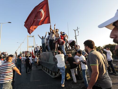 L'opposizione turca: "Golpe? Una messinscena di Erdogan"
