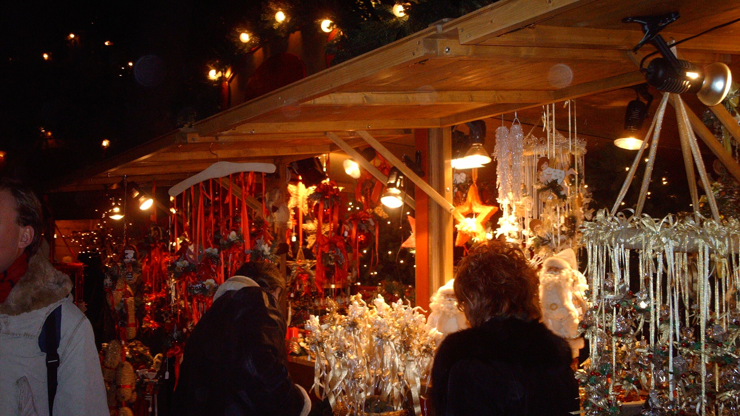 Addobbi, cenone, skipass, hotel: raffica di rincari a Natale. Occhio alla stangata