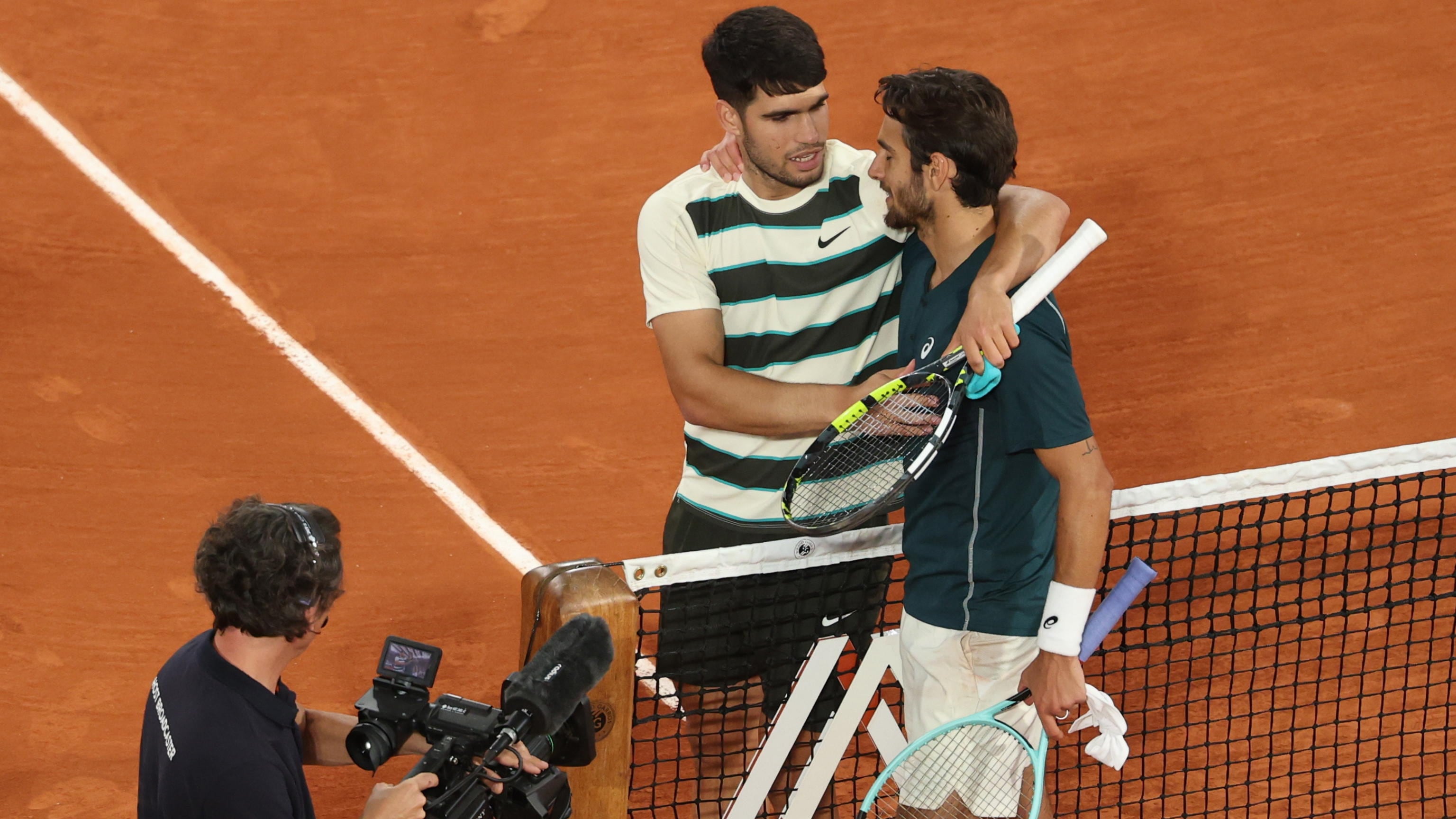 Roland Garros, Musetti si ritira: le lacrime e l'abbraccio con Alcaraz