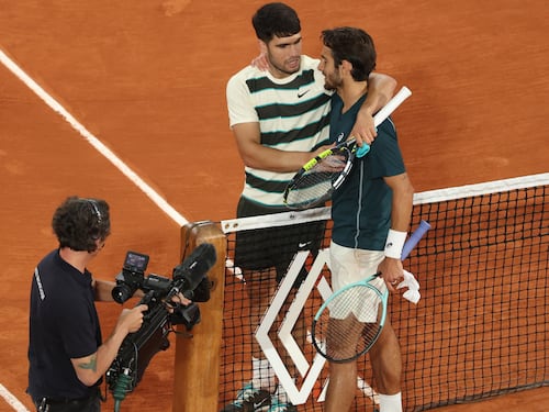 Roland Garros, Musetti si ritira: le lacrime e l'abbraccio con Alcaraz