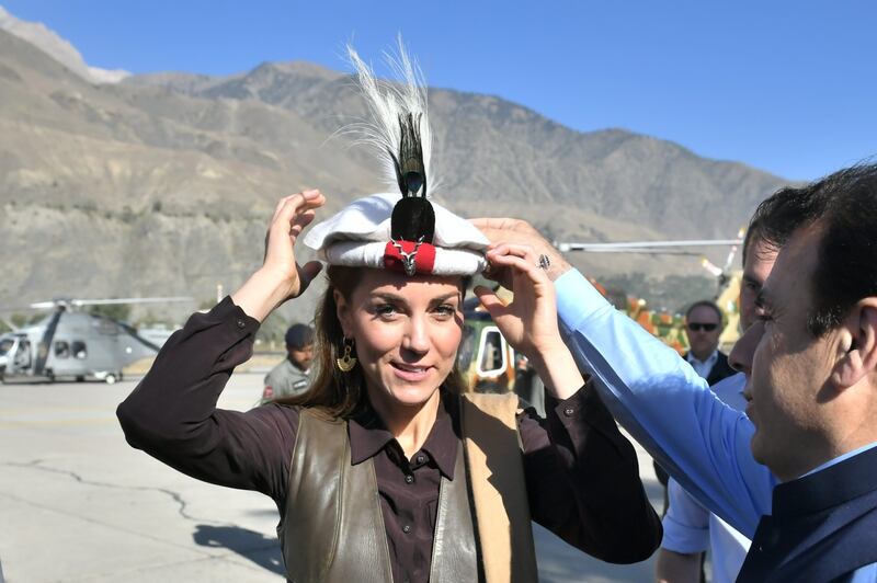 William e Kate indossano i copricapi tradizionali visitando il Chitral 1
