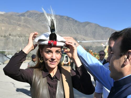 William e Kate coi copricapi tradizionali visitano il Chitral
