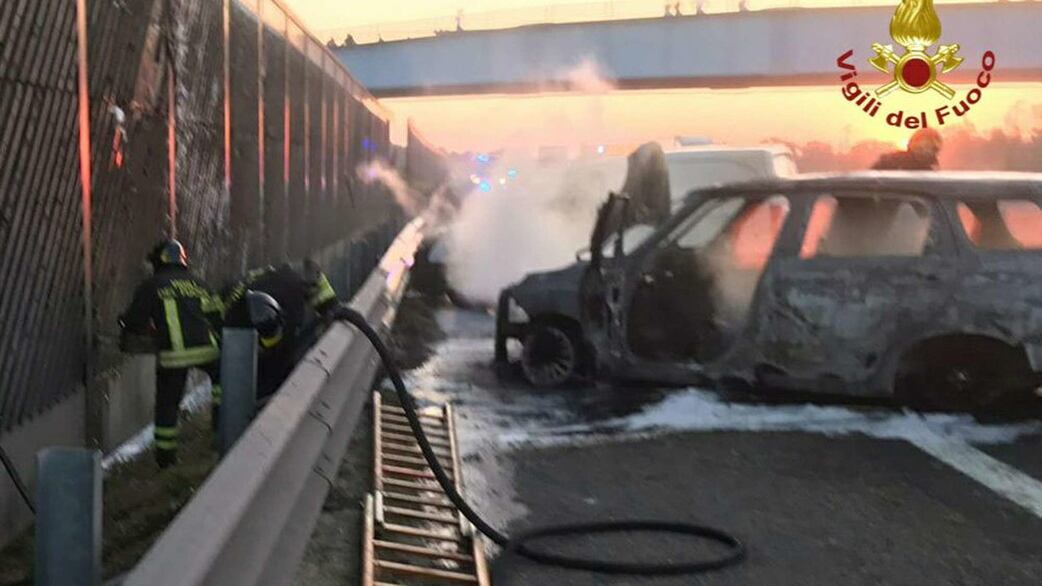 Assalto a un portavalori sull'autostrada A1: furgone in fiamme e chiodi sulla carreggiata