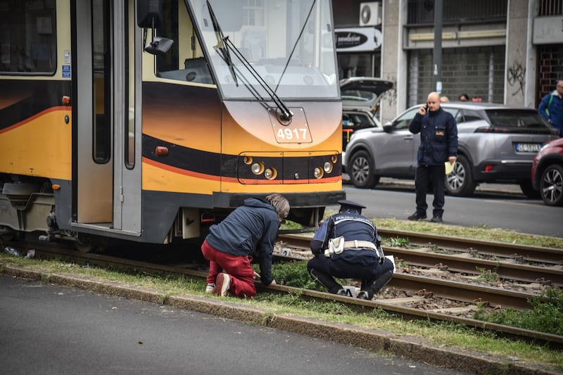 Tragedia a Milano, 14enne travolto e ucciso dal tram 4