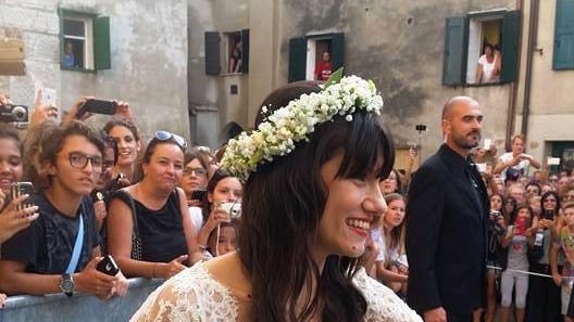 Le nozze di Elisa. Fiori d'arancio per la cantante di Monfalcone