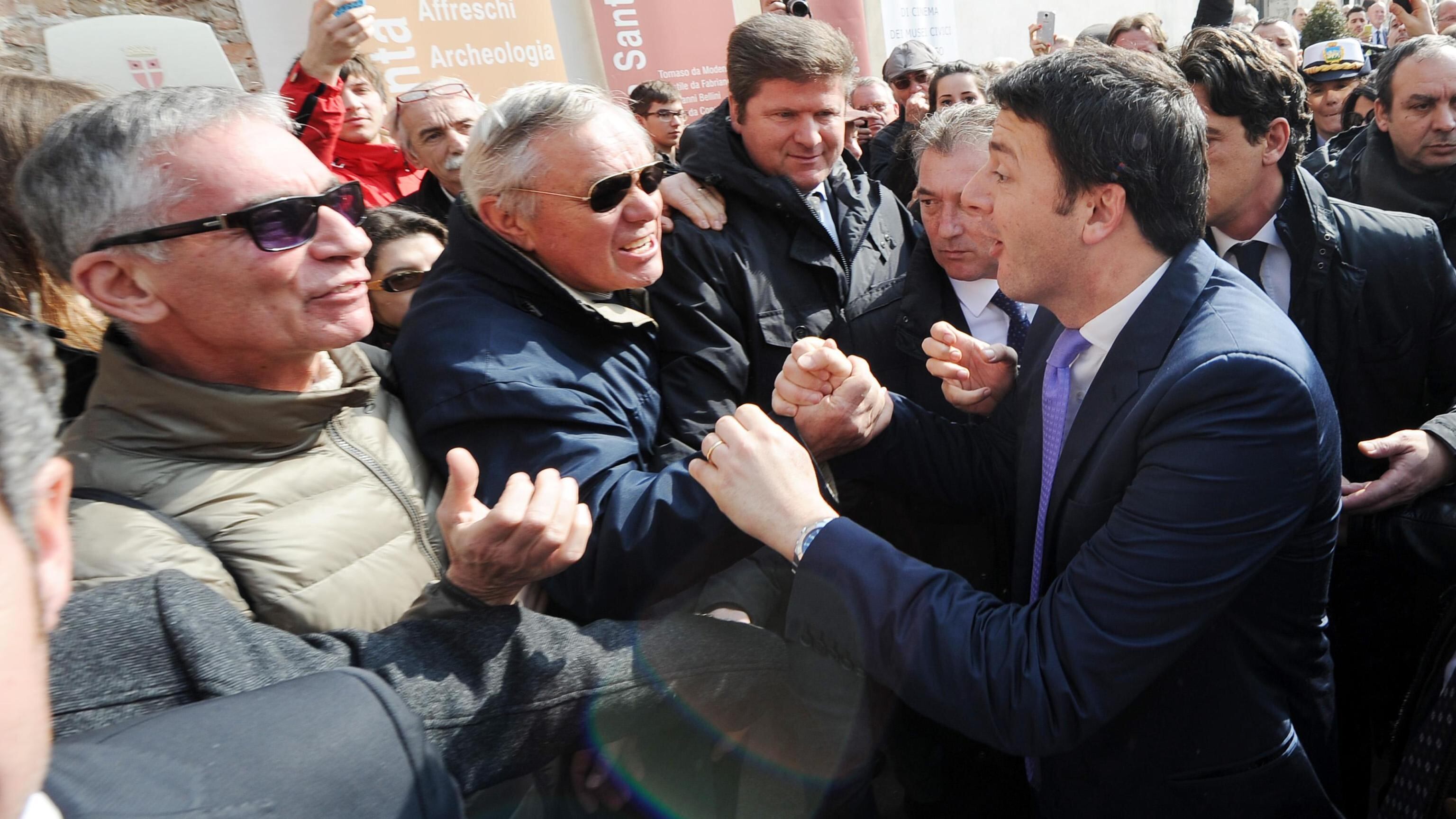 Bagno di folla e qualche contestazione. La prima uscita ufficiale di Renzi