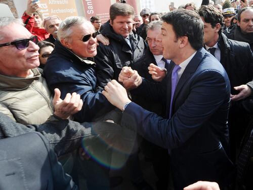 Bagno di folla e qualche contestazione. La prima uscita ufficiale di Renzi