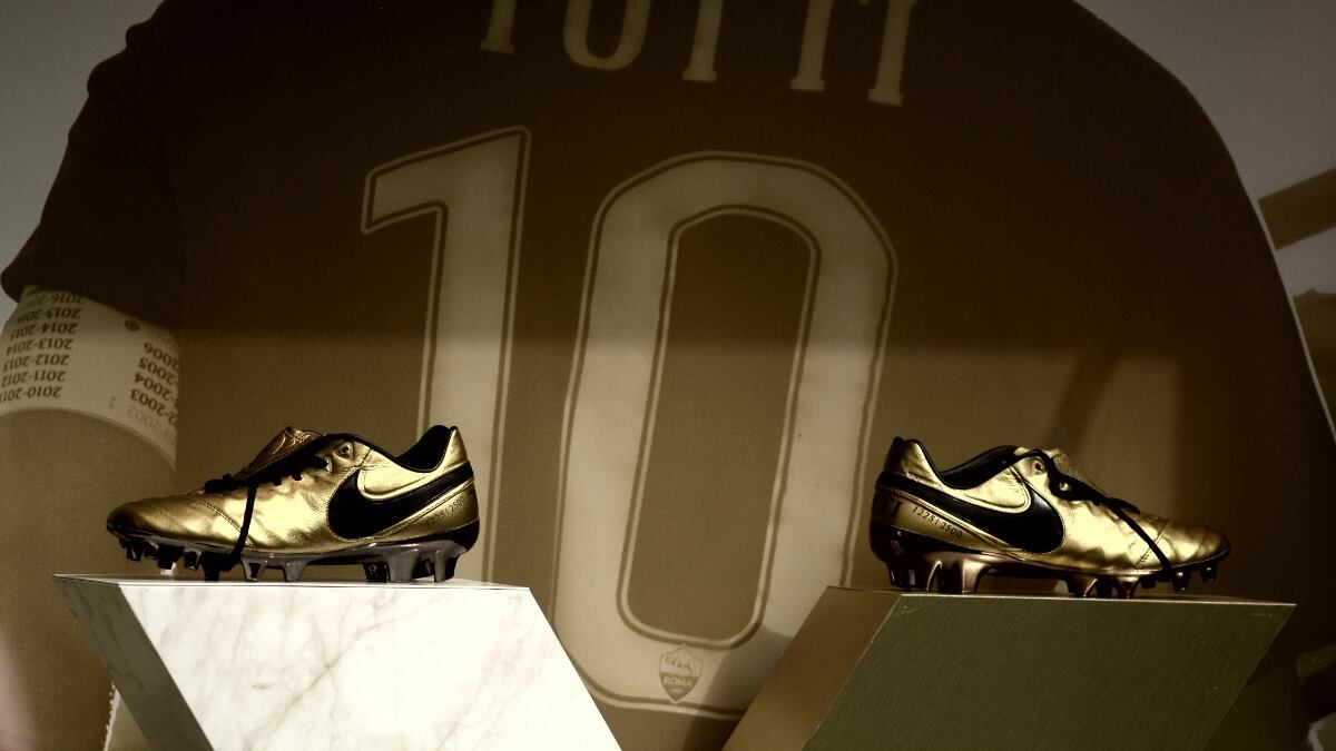 Totti lancia le sue nuove scarpe da gioco