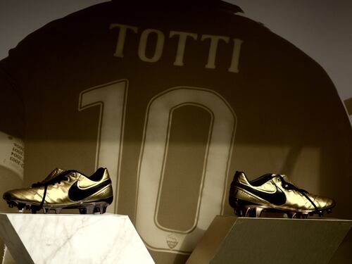 Totti lancia le sue nuove scarpe da gioco