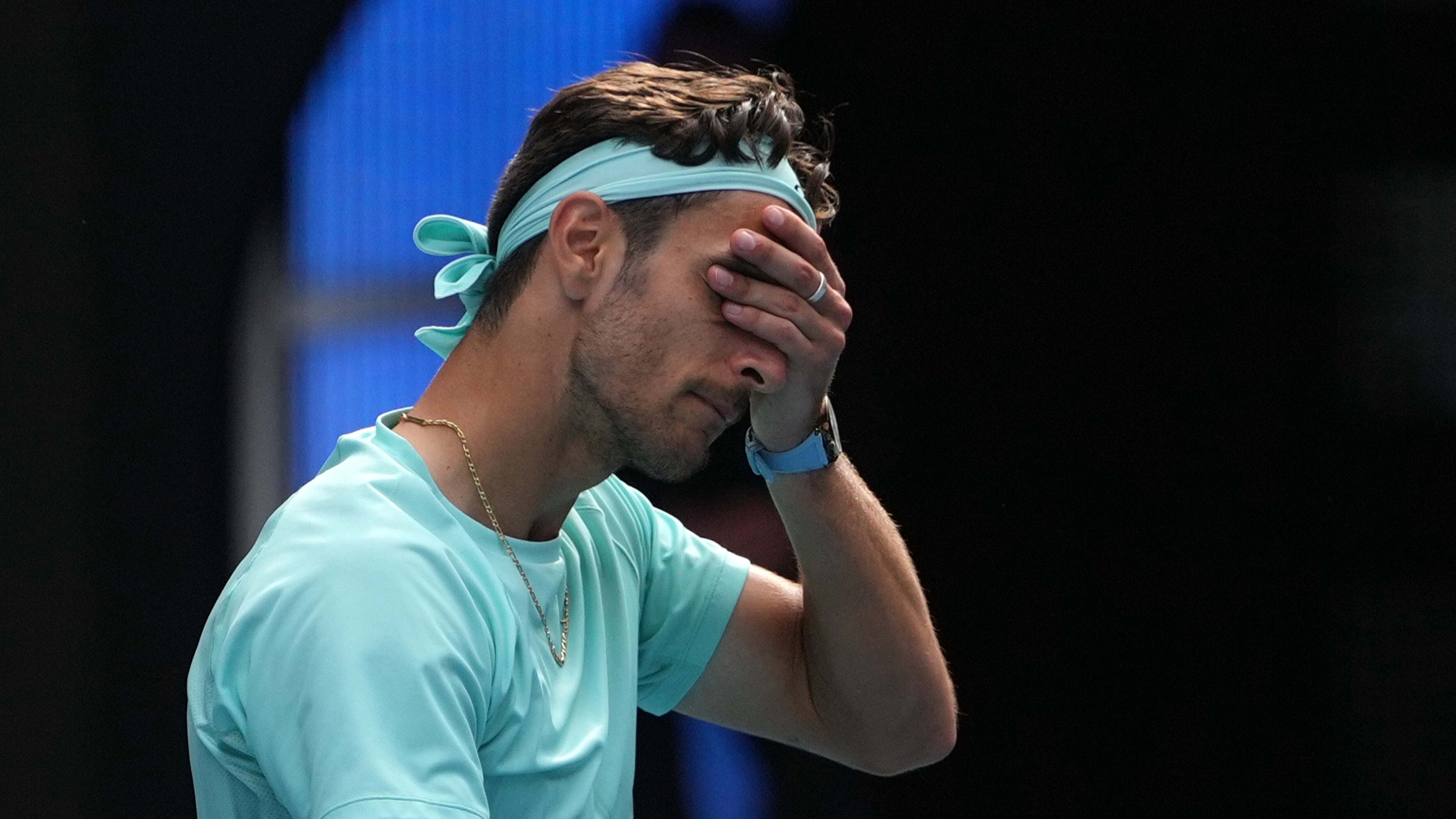 Australian Open, Musetti domina Djokovic poi si fa male ed è costretto al ritiro. Cosa è successo