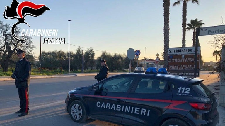 Tre uomini massacrano il ragazzino in un vigneto con la mazza da baseball