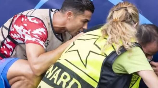 CR7 colpisce la raccattapalle con una pallonata: ecco com'è andata a finire