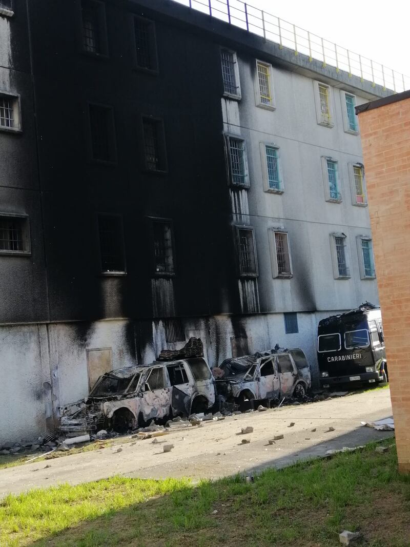 Modena e Bologna, le carceri devastate e le minacce sui muri 1