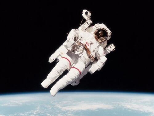 Addio a Bruce McCandless, fu il primo a fluttuare libero nello spazio
