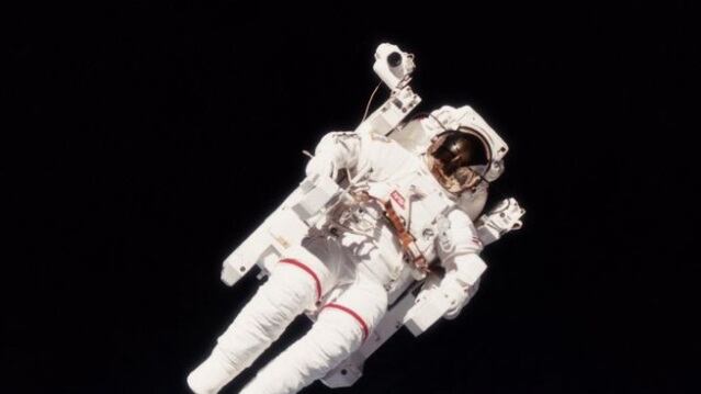 Addio a Bruce McCandless, fu il primo a fluttuare libero nello spazio