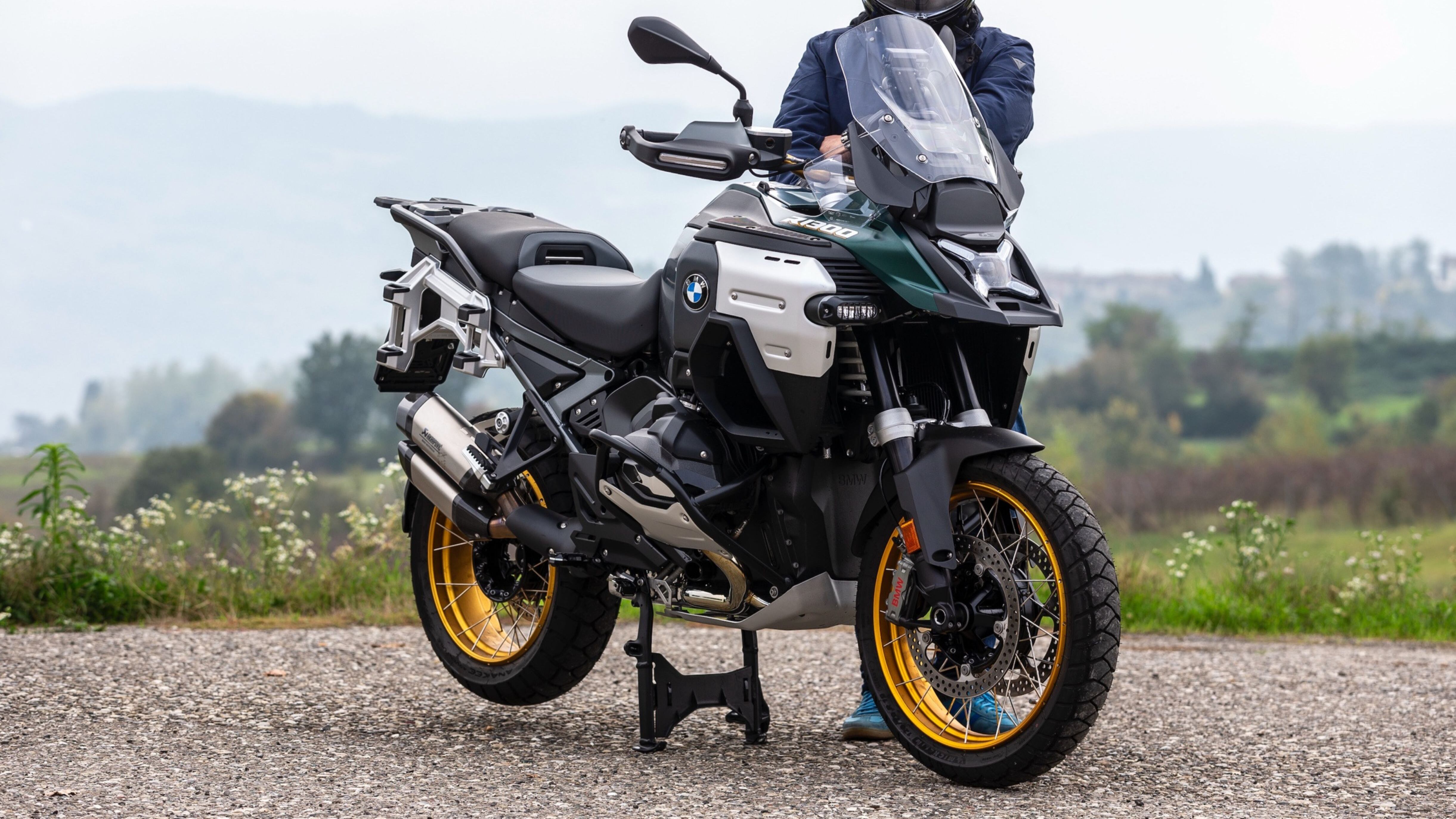Prova della BMW GS1300 Adventure tra le colline nebbiose di Piacenza