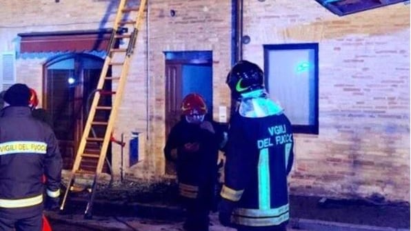 Bambina morta nell'incendio di casa. Dopo i sospetti fermata la mamma