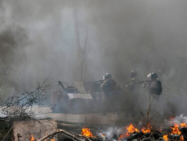 Forze di sicurezza a un checkpoint fuori Sloviansk 1