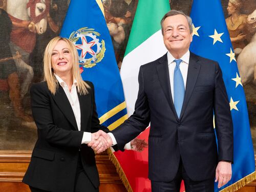 Applausi e commozione per Mario Draghi prima di lasciare Palazzo Chigi