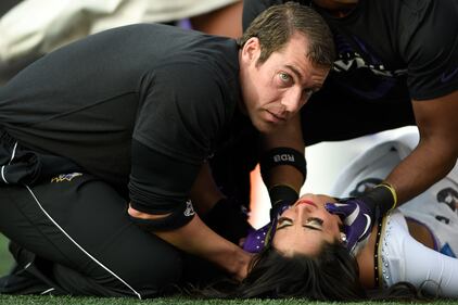 Cheerleader portata fuori in barella dopo una brutta caduta 1