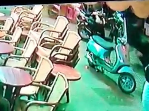 Raid choc nel centro di Napoli: gli spari dei killer, la gente in fuga