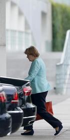 Il volto provato della Merkel dopo il referendum greco 9