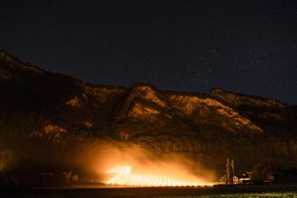 In Svizzera le candele "scaldano" l'uva nei campi 7