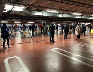 Milano, code ai supermercati 1