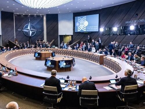 "Nuovi aiuti". La Nato puntella lo scudo di Kiev. Zelensky: "Lasciateci colpire Mosca in profondità"