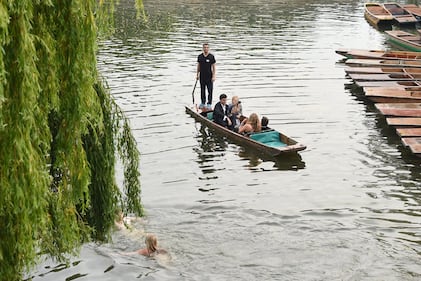 Gli studenti di Cambridge festeggiano tuffandosi nel fiume 16
