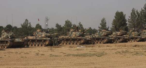 I carri armati turchi penetrano in Siria 1